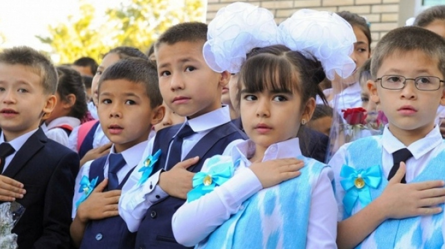 Новые правила в школах Узбекистана: гимн перед занятиями и песни о родине на переменах