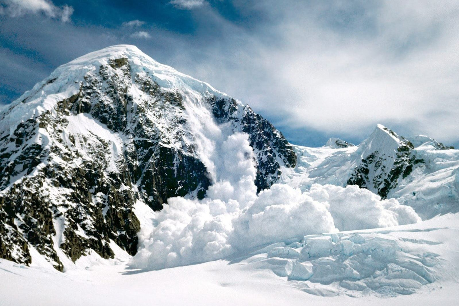 Узбекистанцам объявили штормовое предупреждение: по урочищу «Чимган» лавинная опасность