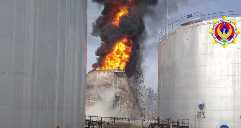 В Ташобласти на нефтебазе загорелась цистерна с горючим вместимостью пять тысяч тонн