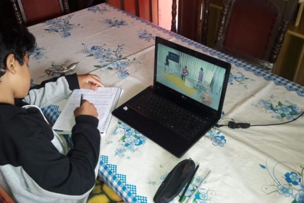 В Ташкенте некоторые родители пожаловались на вмешательство махалли в онлайн обучение школьников
