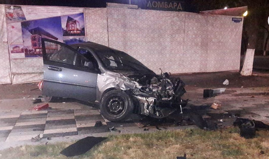 В Ташкенте пьяный водитель не справился с управлением и влетел в бетонное ограждение: есть пострадавшие