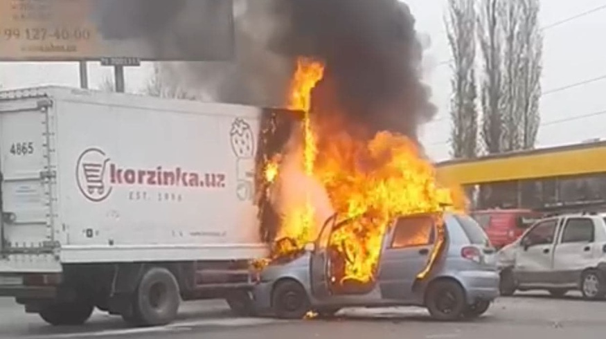 В Ташкенте Matiz проехал на «красный», врезался в фургон ISUZU и загорелся — видео