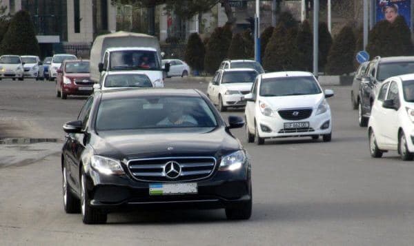В Узбекистане планируют ограничить госзакупки иностранных авто и товаров