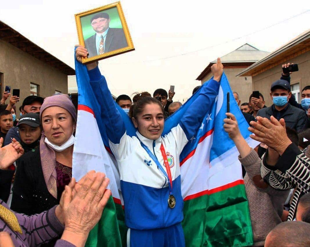 Ставшая чемпионкой мира по самбо 19-летняя узбекистанка посвятила свою победу покойному отцу