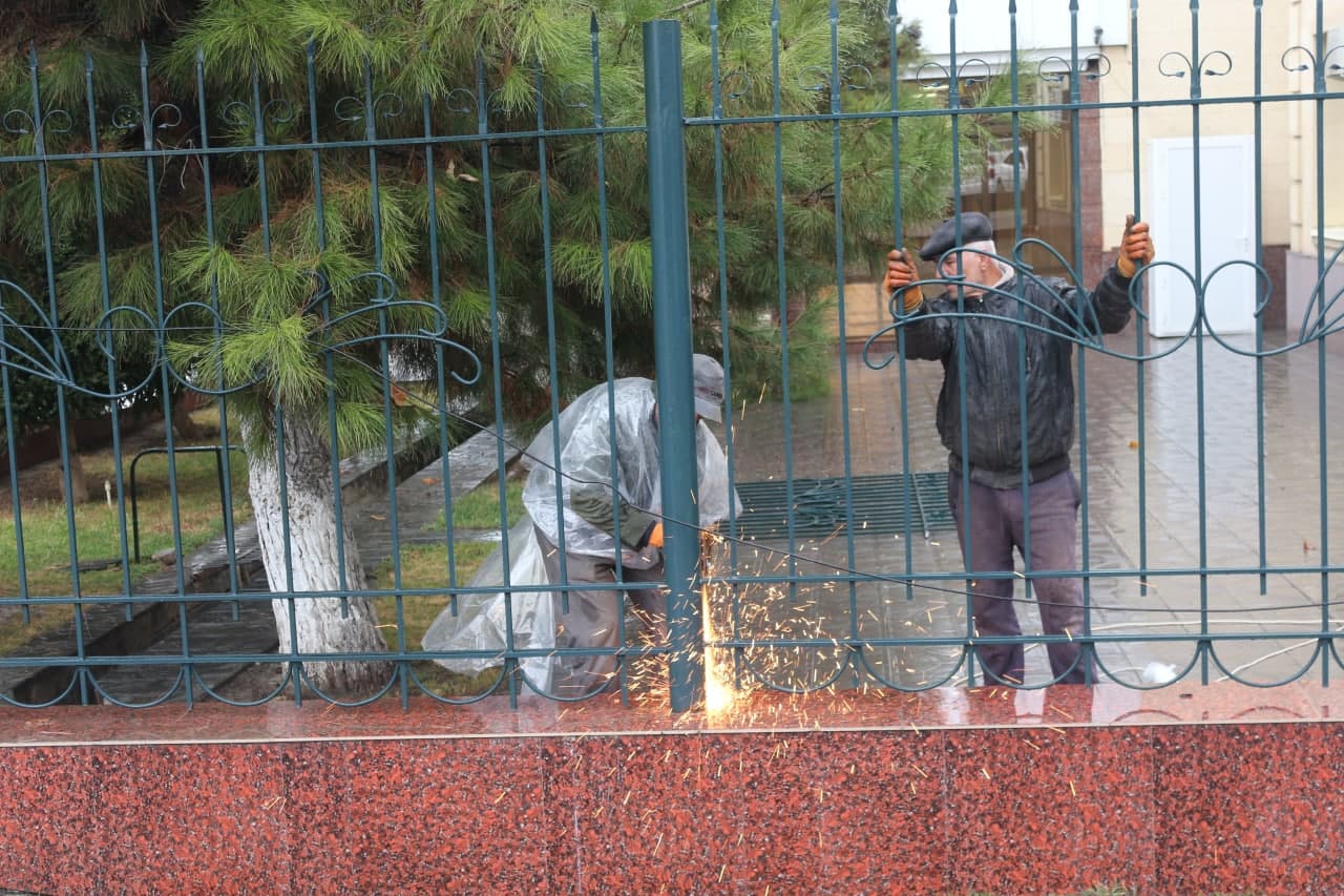 В Узбекистане новый областной прокурор снял все заборы вокруг прокуратуры, чтобы стать ближе к народу