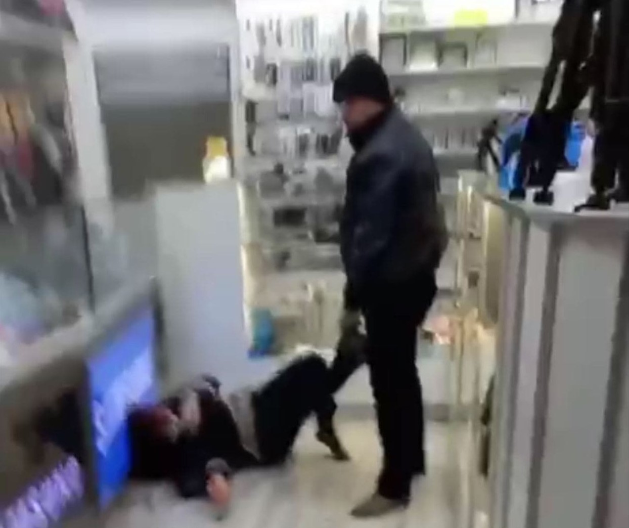 В Узбекистане мужчина зарезал свою жену и ее любовника в магазине на глазах у людей — видео (18+)