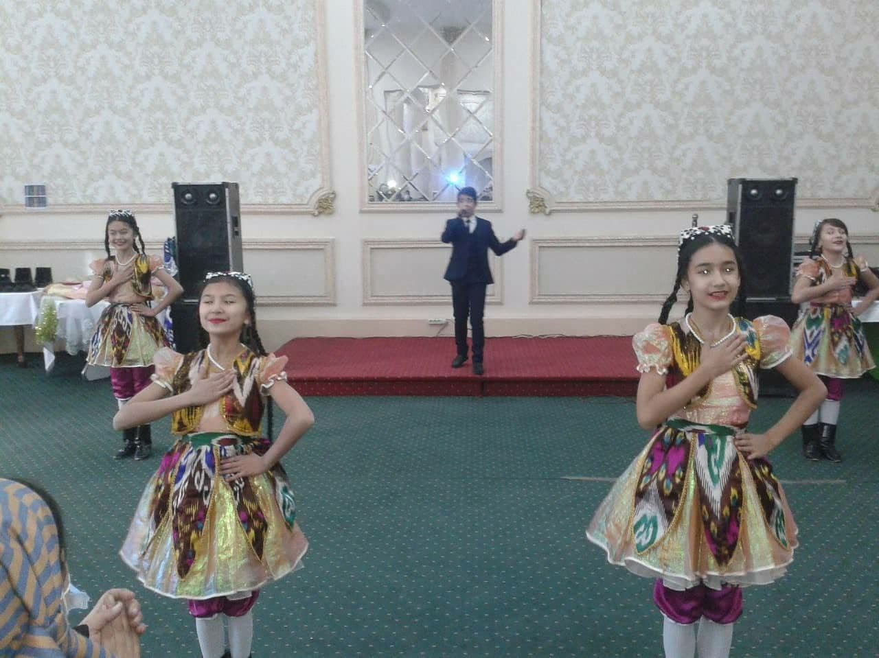 В Узбекистане на мероприятии девочки в платьях с коротким рукавом станцевали перед взрослыми в шапках и куртках — фото