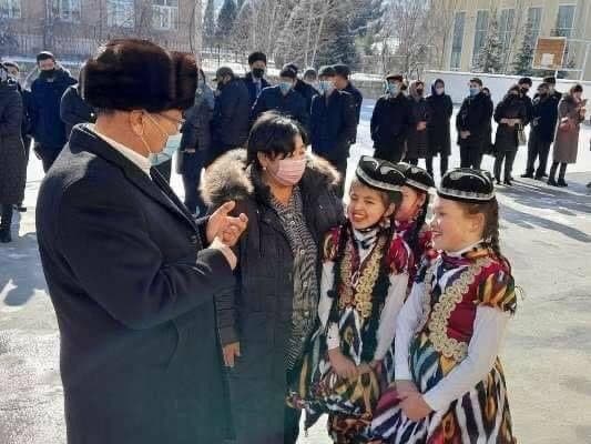 В Узбекистане детей снова вывели на мороз без верхней одежды для открытия библиотеки — фото