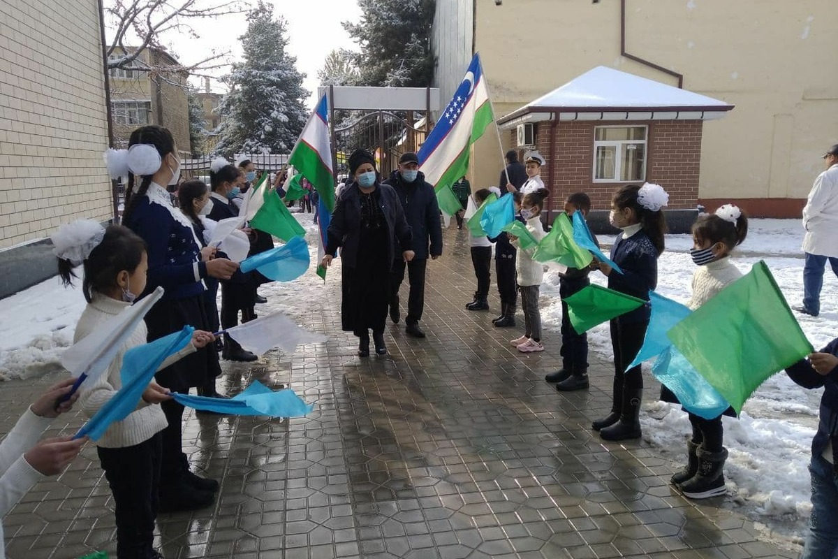 В Узбекистане школьников без верхней одежды вывели с флагами на мороз