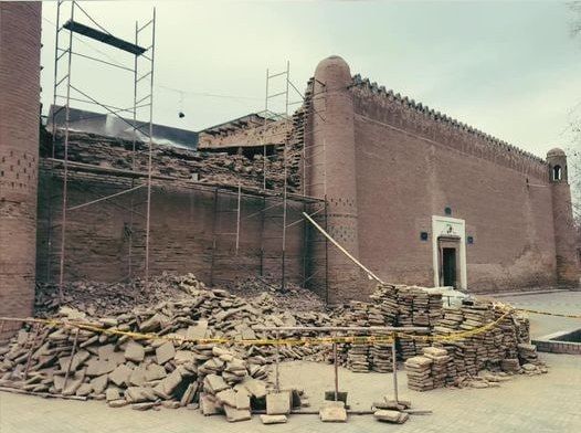 Частное предприятие снесло стену знаменитого дворца хивинских ханов Таш-Хаули