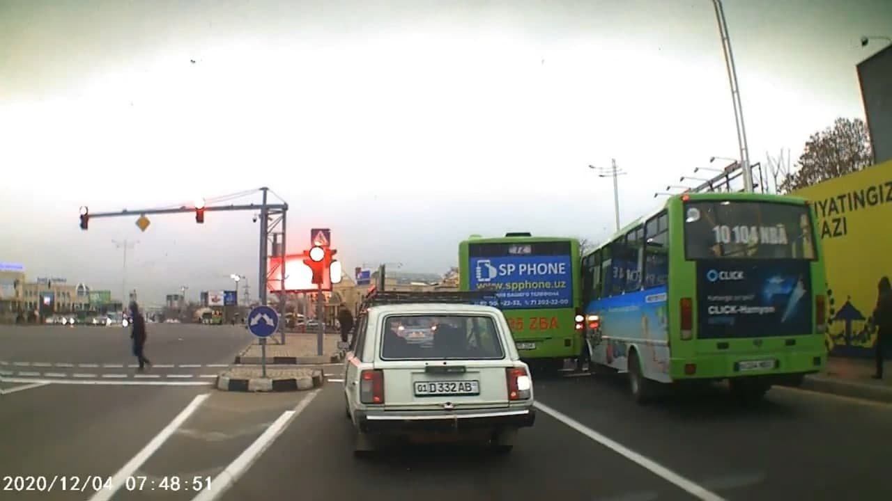 В Ташкенте уволили водителей автобусов, устроивших гонку на дорогах посреди дня — видео