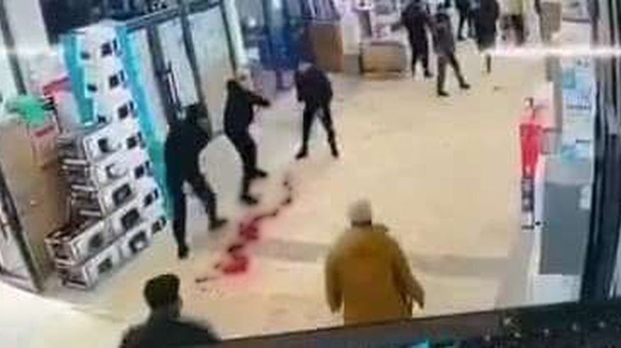 В Ташкенте на рынке «Абу Сахий» 25-летний мужчина публично зарезал родного брата — видео (18+)