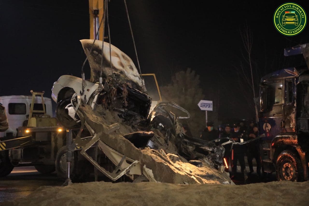 В Узбекистане автомобиль Nexia загорелся после столкновения с грузовиком: шестеро погибших