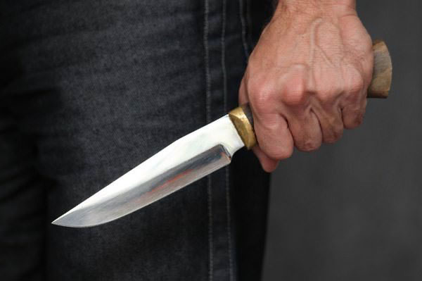 В Узбекистане парень напал на посетителя кафе с ножом и покалечил его по неизвестным причинам