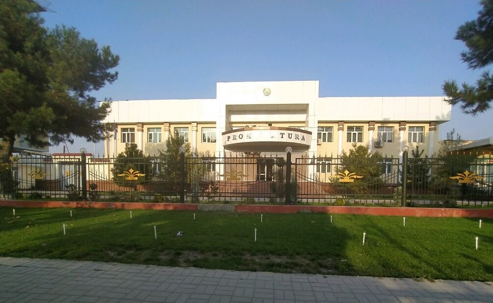 Узбекистанка не смогла получить авто в компенсацию самоубийства ее дочери и подожгла себя возле здания прокуратуры