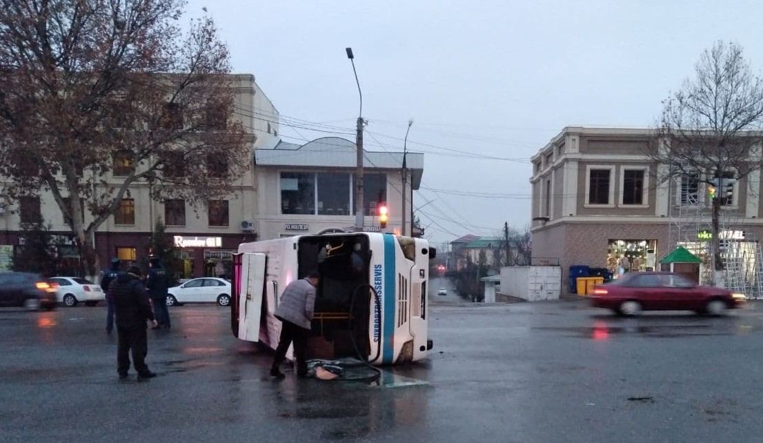 В Узбекистане перевернулся пассажирский автобус в результате ДТП
