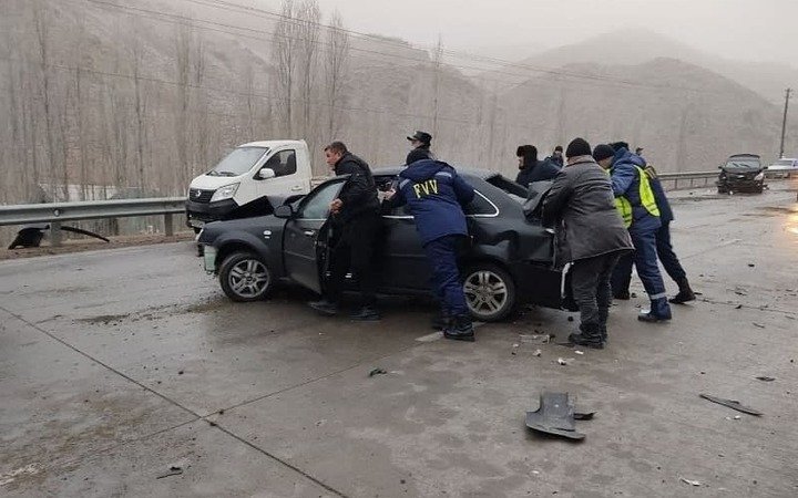 13 авто попали в ДТП на перевале Камчик из-за заледеневшей дороги