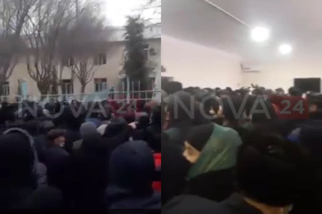 В одной из областей Узбекистана граждане собрались толпой для получения «загранника» из-за новых правил — видео