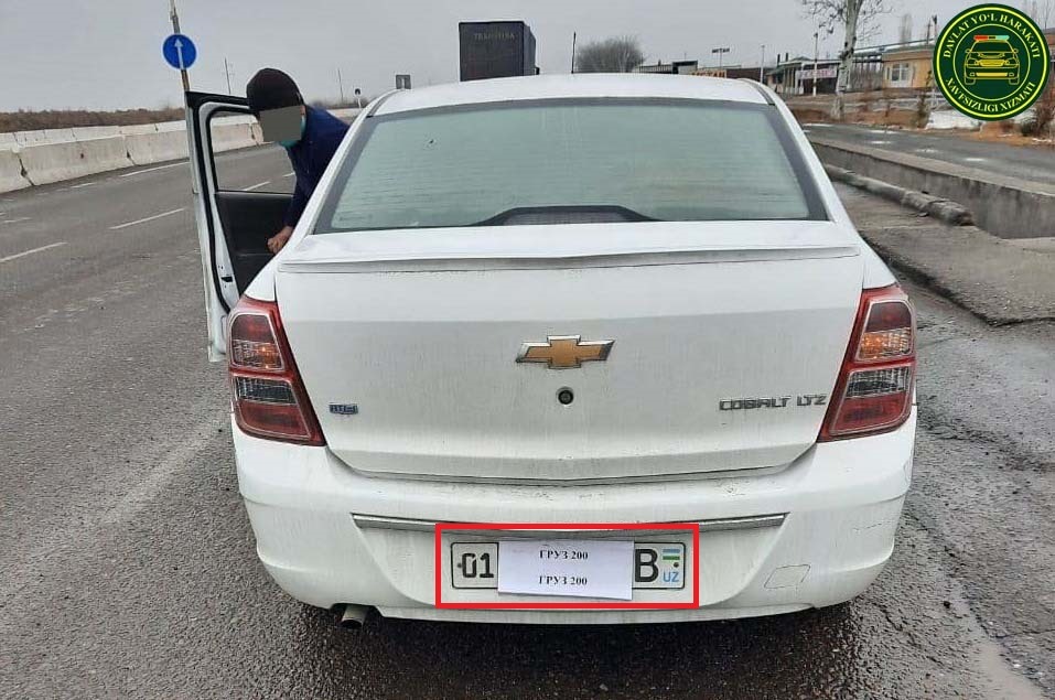 В Узбекистане водитель скрыл госномер авто бумагой с надписью «Груз 200»