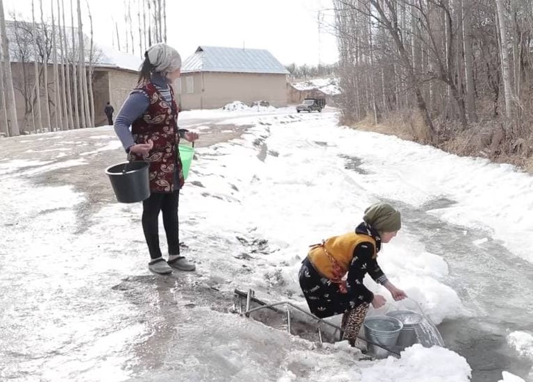 Жители одного района Наманганской области пьют воду из канавы: местные власти обвинили СМИ во лжи