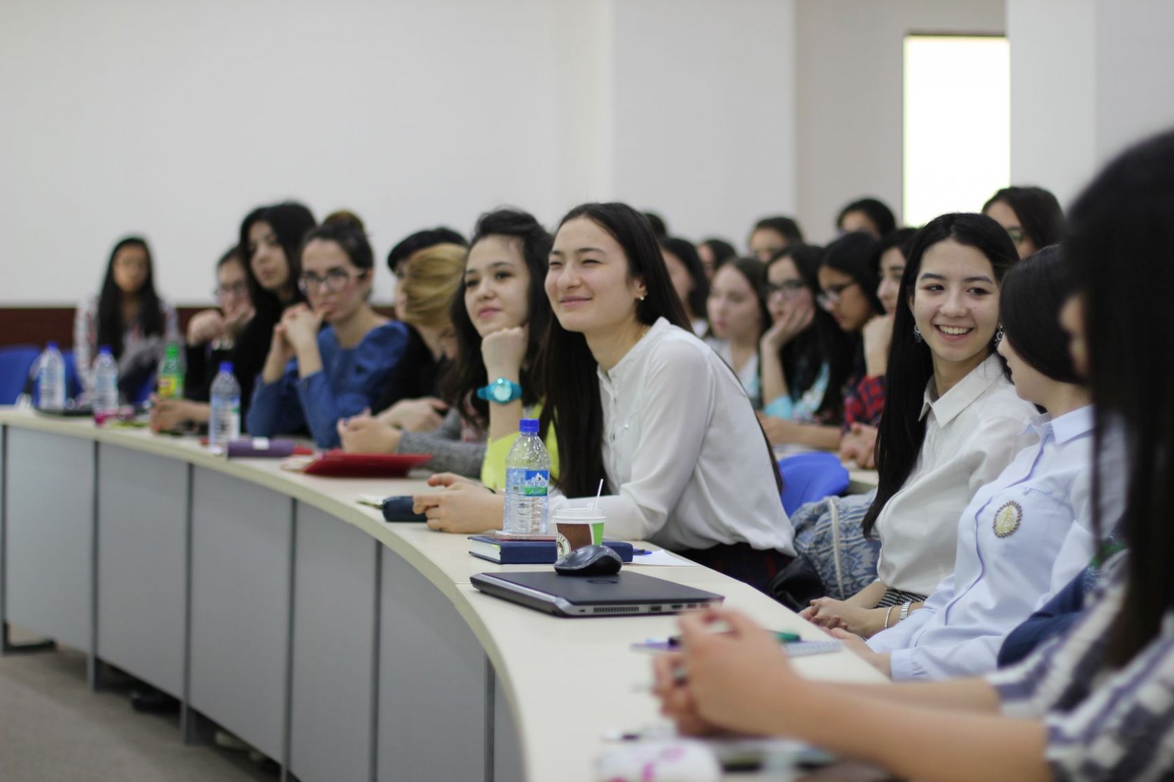 В Узбекистане хокимы оплатят обучение в вузах нуждающимся девушкам