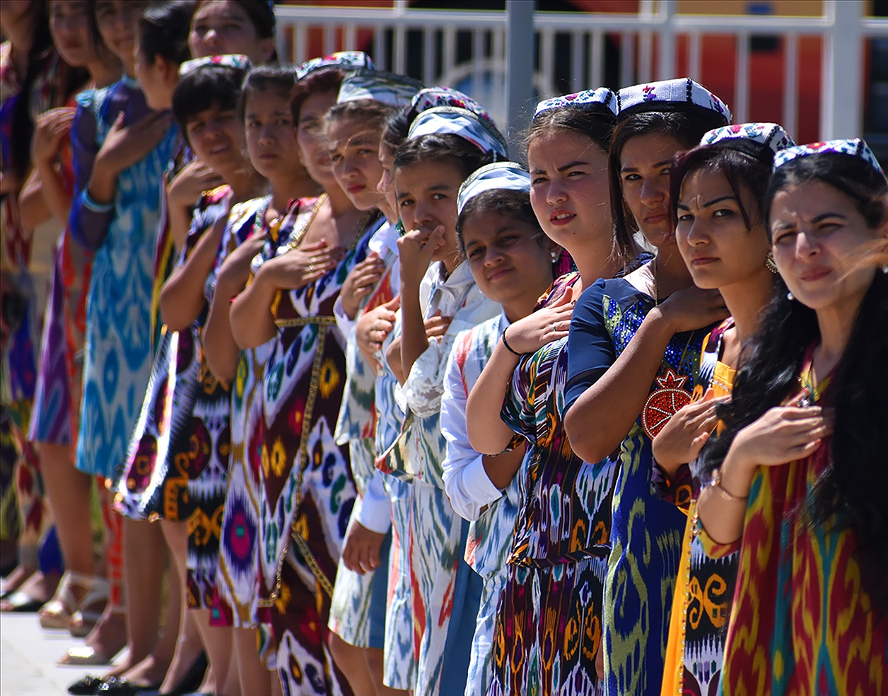 СМИ: в Ташкенте «особенных» студенток отбирают для преподнесения цветов на мероприятия