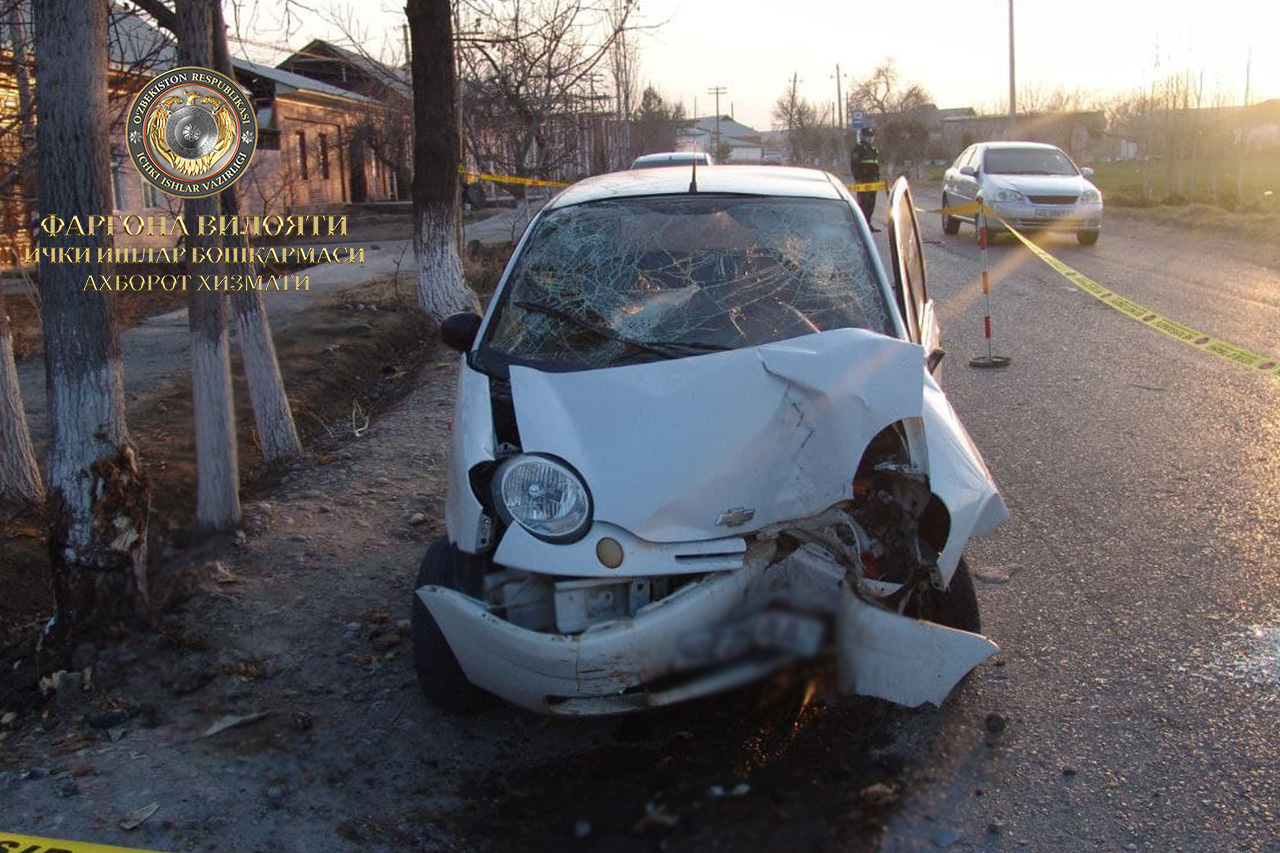 В Узбекистане водитель потерял управление и врезался в дерево: погиб годовалый ребенок, трое в больнице