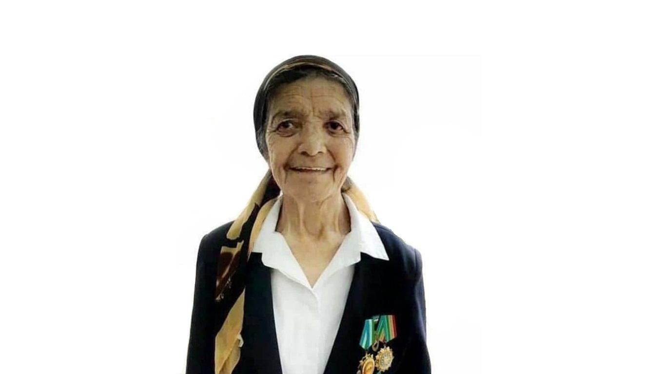 В Узбекистане 80-ти летняя директор школы денежно поощряет отличившихся учеников из своей пенсии