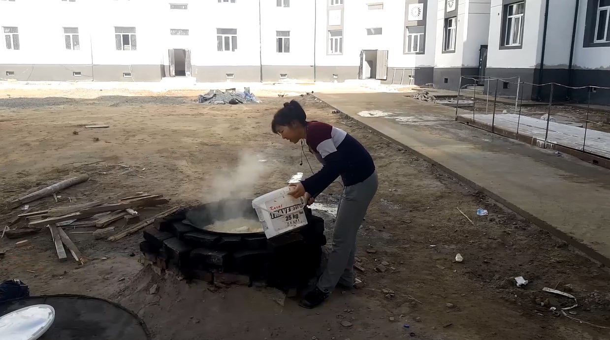 В Нукусе купившие квартиры в новостройке люди полгода жили без газа — видео