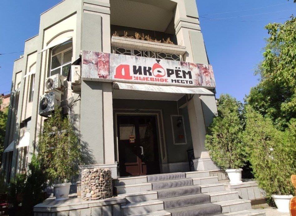 В Ташкенте ресторатор пожаловался на потраченные впустую деньги, срезанные козырьки и отключение электричества по указу хокимията