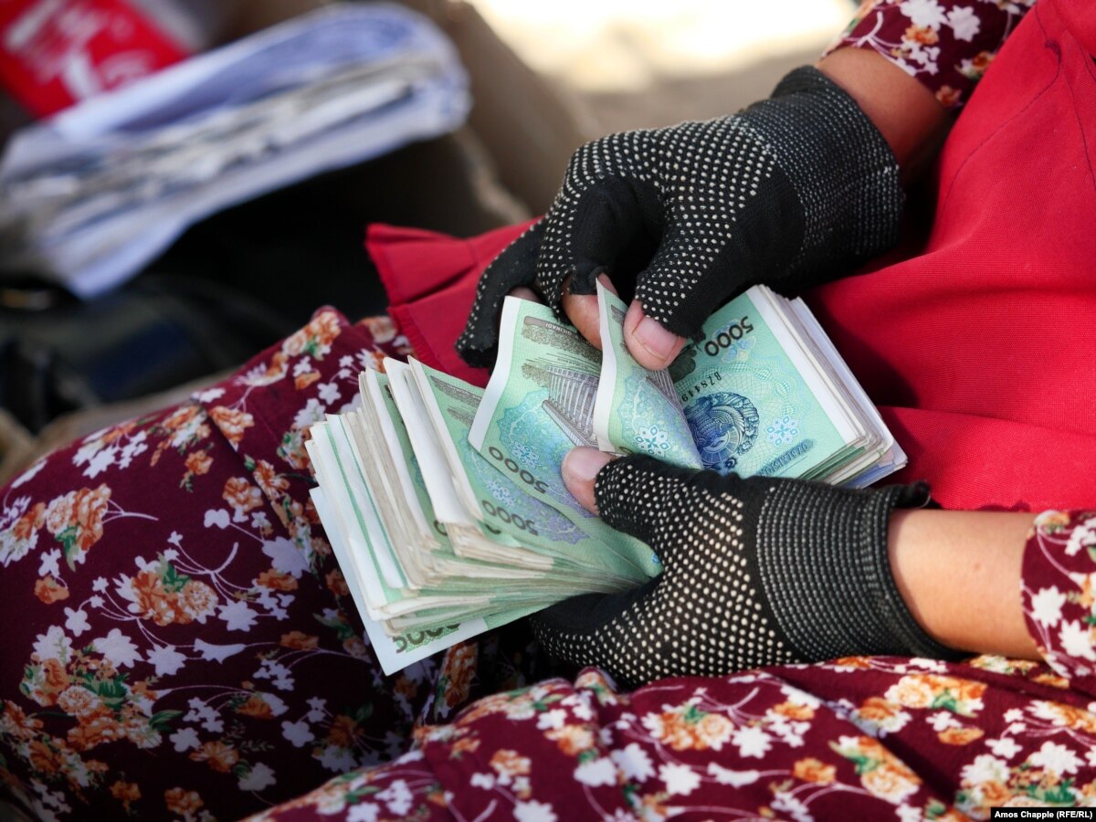 Обмен сум. Узбекские деньги. Узбекские деньги в руках. Пачки денег Узбекистан. Пачка денег Узбекистана в руке.