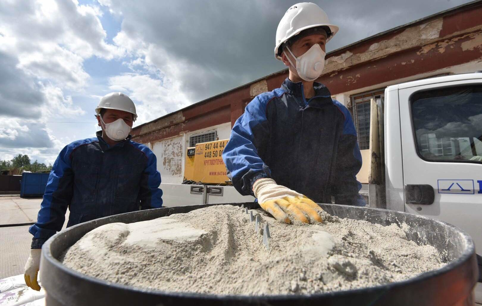 «Наши дети страдают аллергией»: жители Ферганы жалуются на выбросы пыли с цементного завода