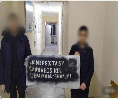 В Ташкенте попались парни, размещавшие рекламу наркотиков в жилых дворах