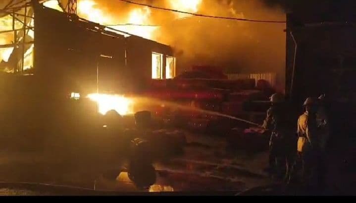 В Ташкенте случился крупный пожар в цеху по производству полиэтилена — видео