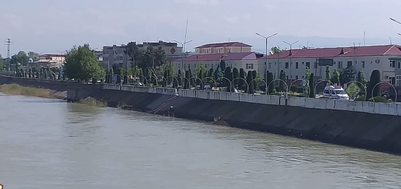 В Узбекистане женщина привязала к себе своего четырехлетнего ребенка и сбросилась в реку