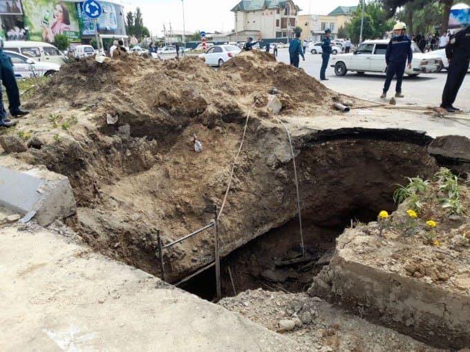 В Узбекистане двое рабочих копали траншею под канализацию и погибли под землей