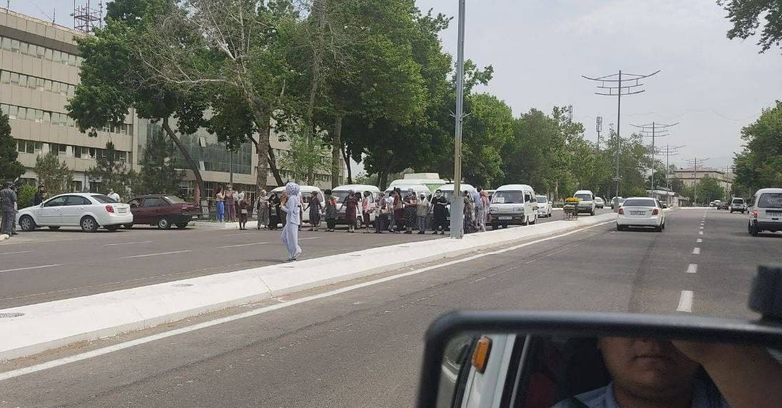 Узбекистанки в очередной раз перекрыли дорогу в знак протеста