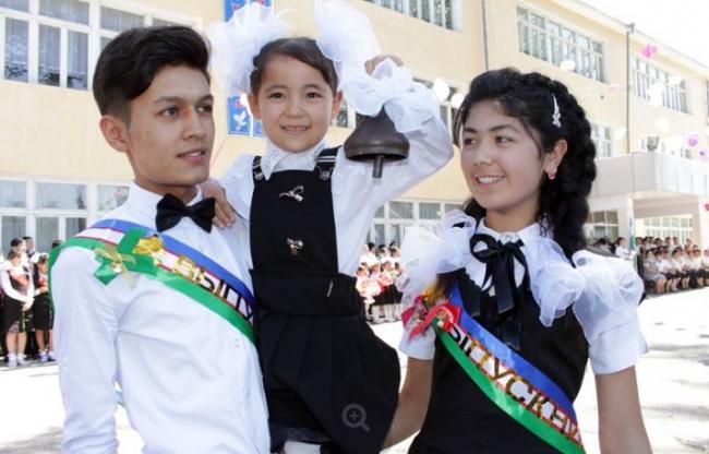 В Ташкенте некоторые школы запретили ученикам надевать ленточки выпускников на линейку