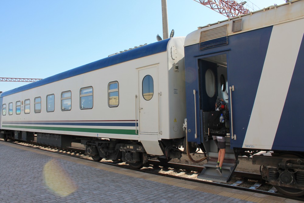 В Узбекистане пассажирский поезд сбил девушку и разделил ее тело пополам
