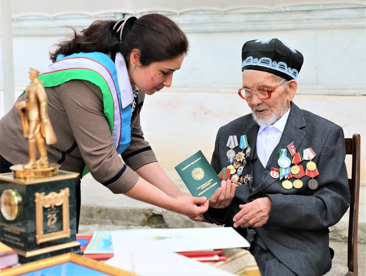В Узбекистане ветеран войны спустя 98 лет получил свидетельство о рождении