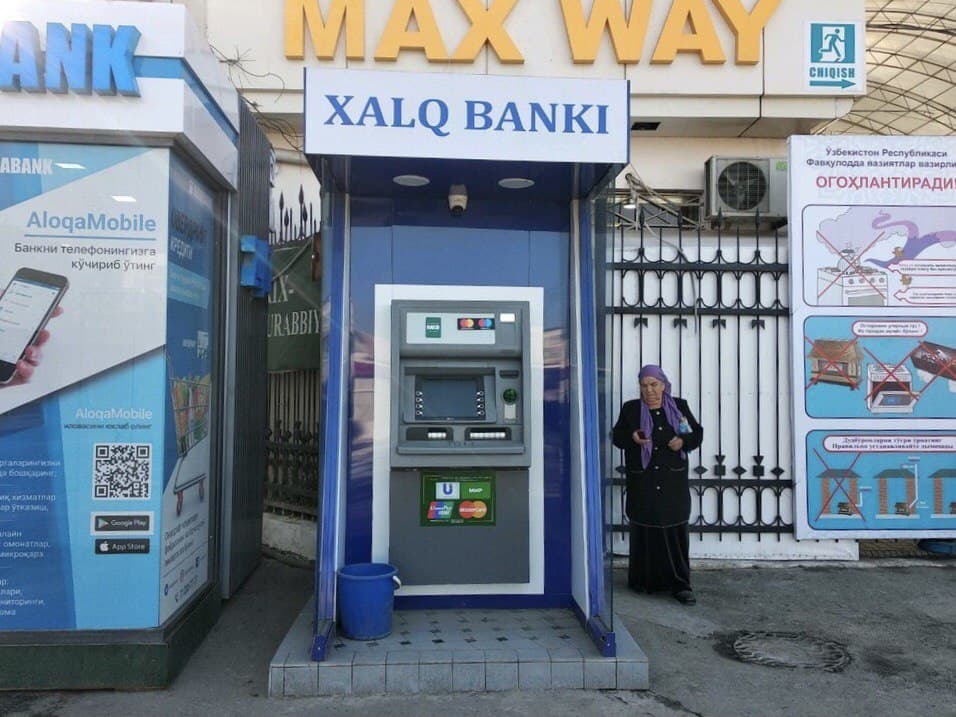 Некоторые узбекистанцы пожаловались на комиссионные за снятие денег в банкоматах с пенсионных карт