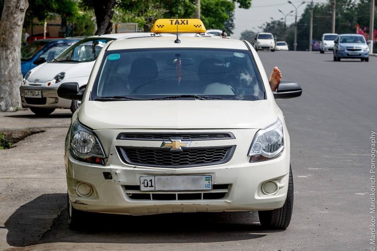 В Узбекистане таксистам разрешили останавливаться под запрещающим знаком