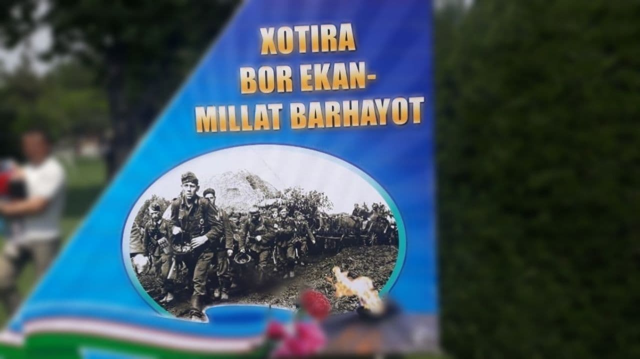 В Фергане на 9 мая установили плакат с нацисткими войсками
