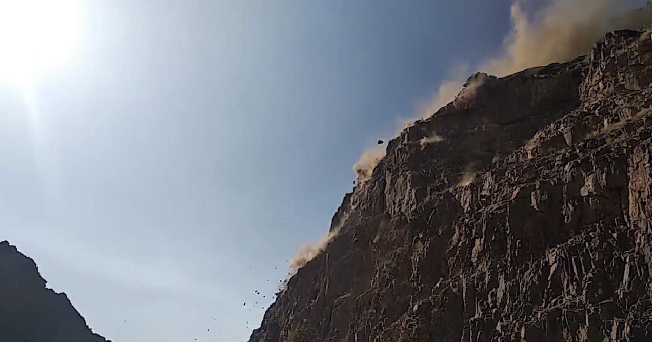 На перевале Камчик камни с горы полетели на дорогу — видео