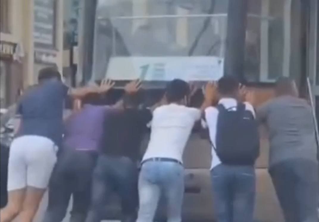 В Самарканде группа пассажиров толкала остановившийся трамвай — видео