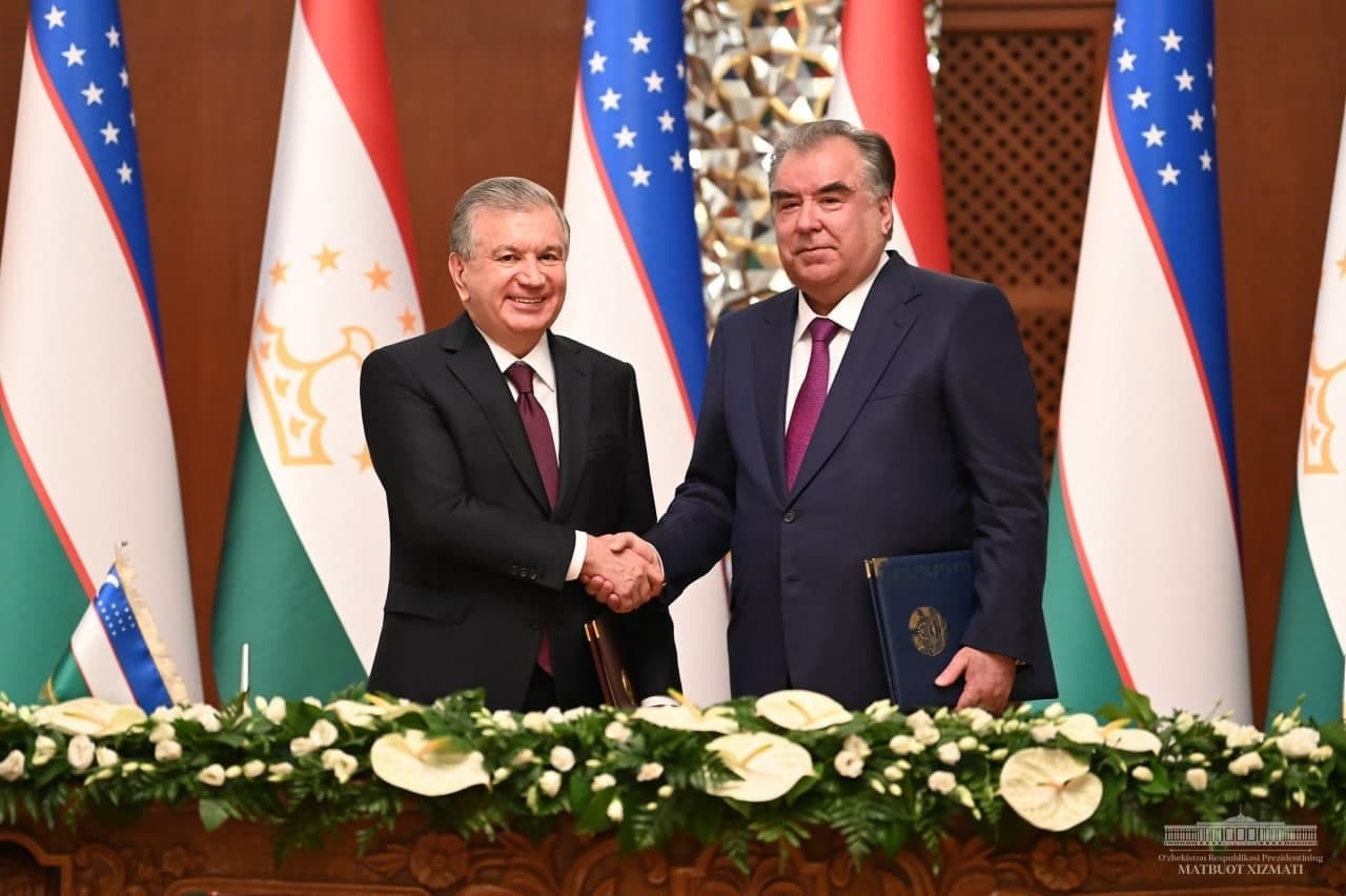 Глава Таджикистана Эмомали Рахмон лично наградил Мирзиёева почётным орденом «Зарринточ»