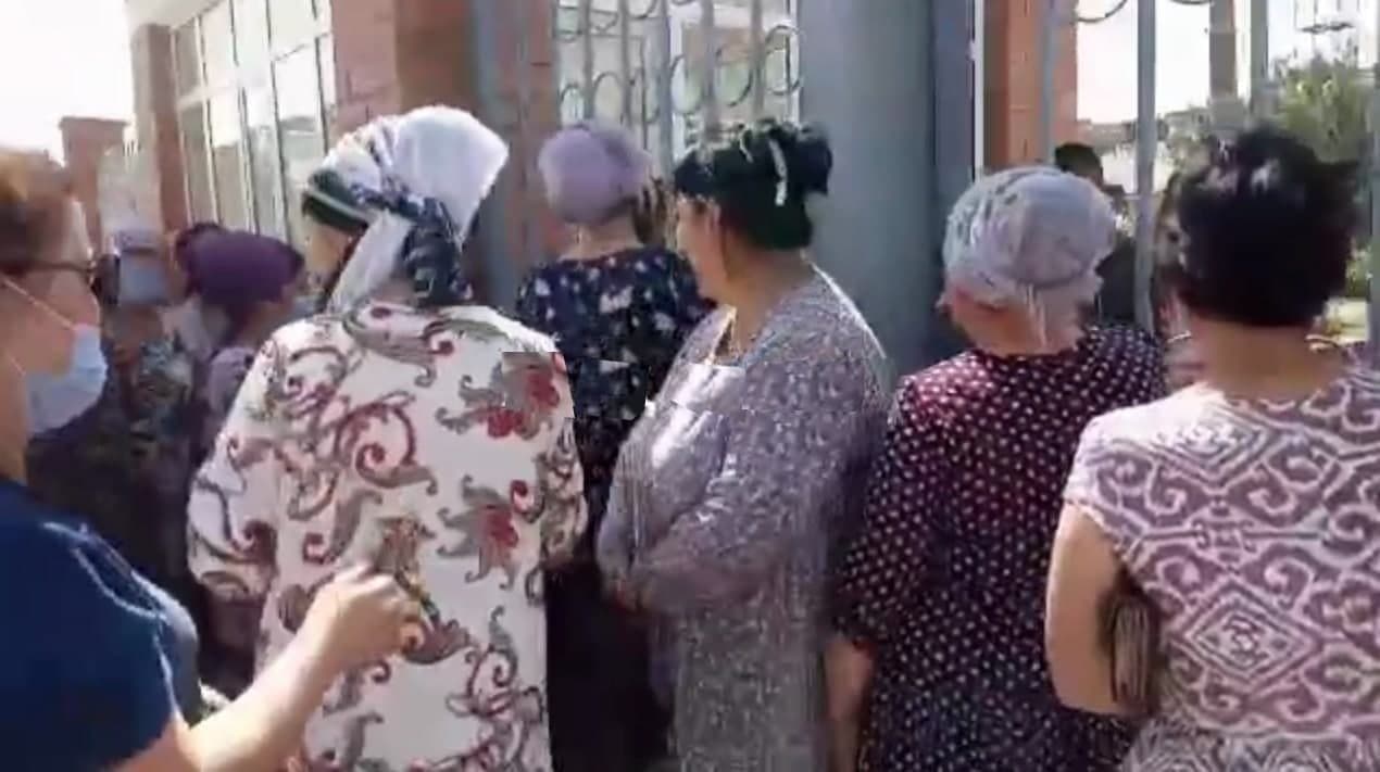 В Ташобласти почти 100 лишившихся работы женщин вышли на протест