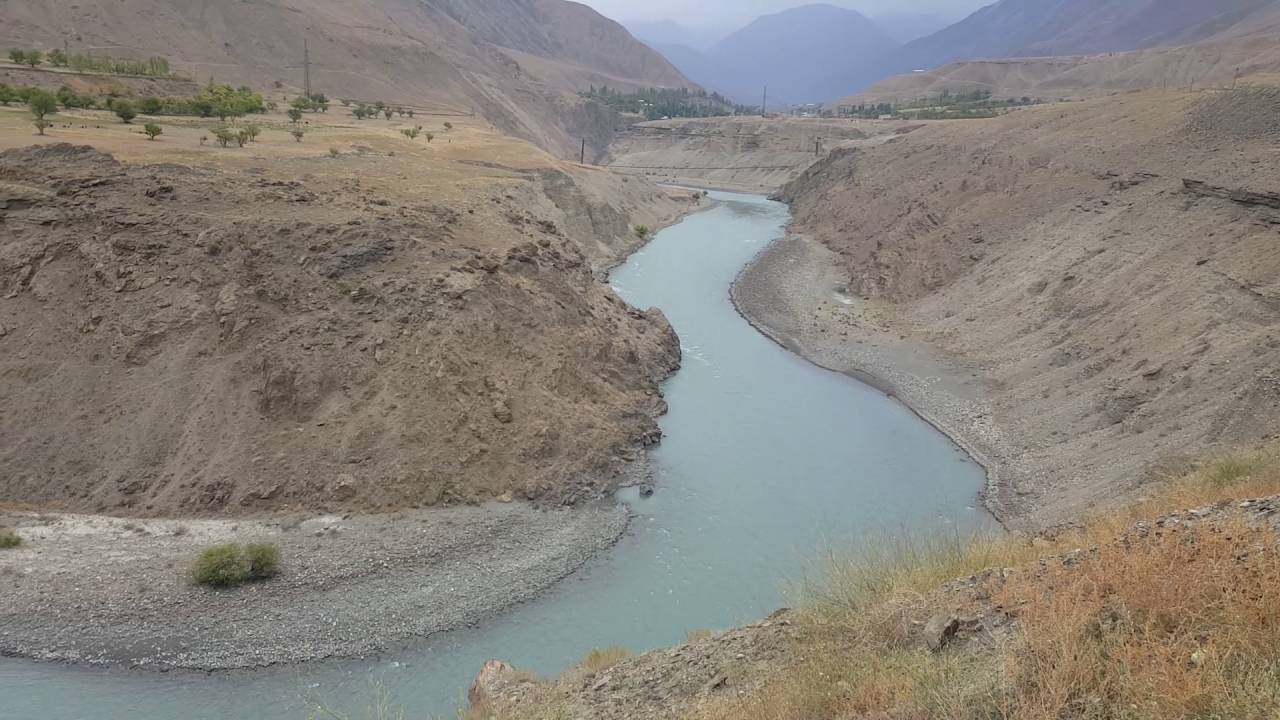 Река Зарафшан стремительно мелеет: объем воды снизился почти в два раза