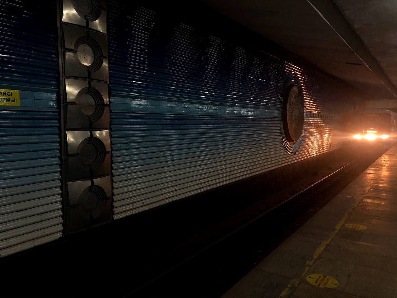 В ташкентском метро обнаружили подозрительный предмет и эвакуировали пассажиров — видео