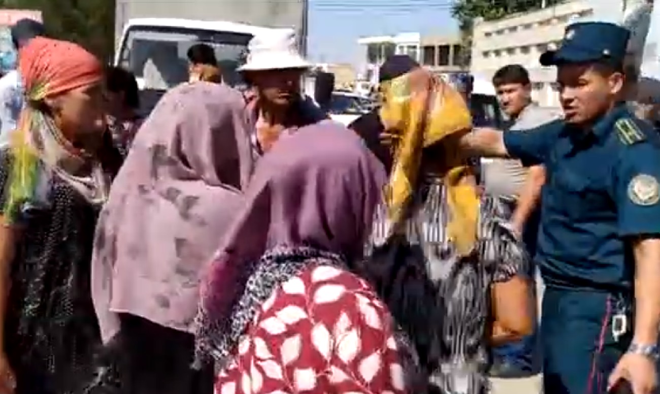 В Навои обманутые жители перекрыли дорогу в знак протеста — видео